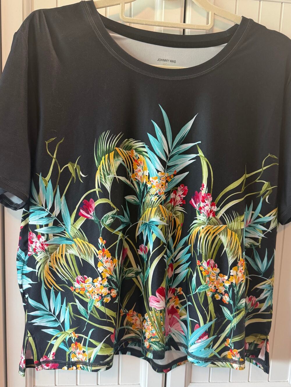 Johnny Was Bee Active short sleeve step hem tee black tropical print Large EUC